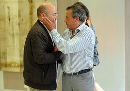 Alfonso Arriola saluda a Alfredo de Miguel meses antes de que ambos fueran detenidos.