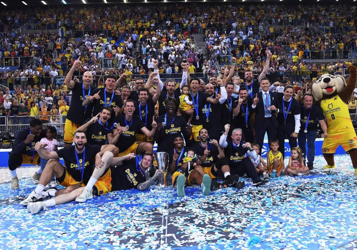 La plantilla del Gran Canaria celebró el título sobre el parquet junto a su afición.