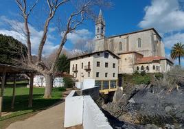 En el tramo que discurrirá en torno a la iglesia de Santa Maria se construirá una pasarela, ya que el actual camino impide la continuidad del tránsito.