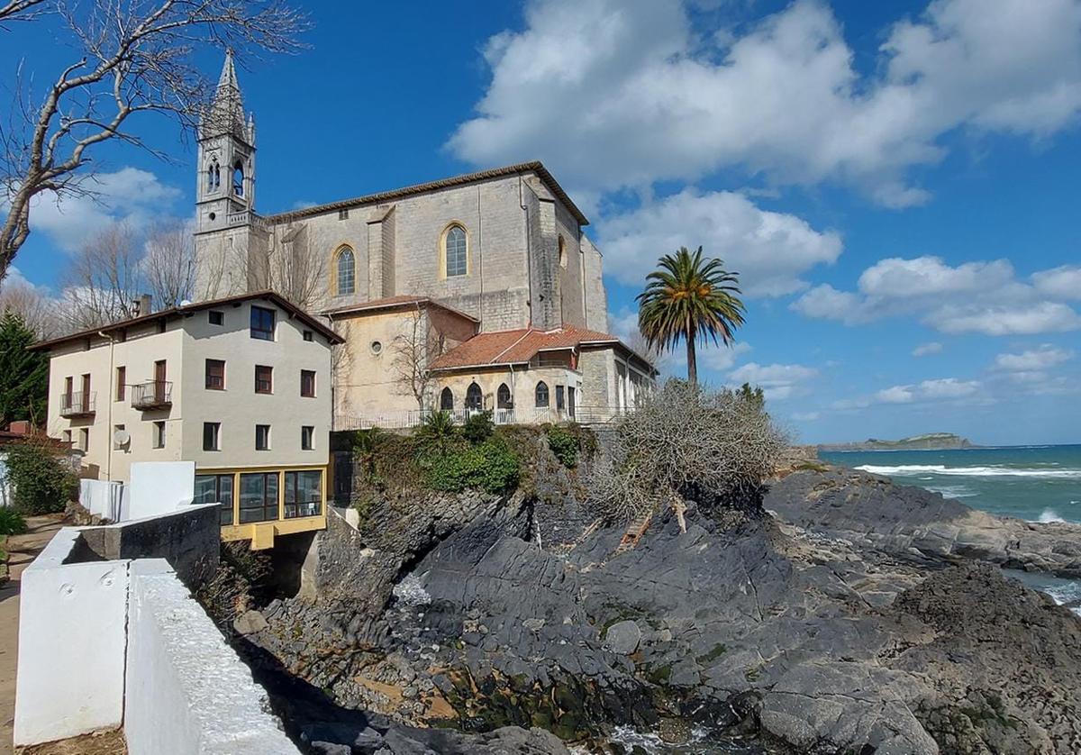 En el tramo que discurrirá en torno a la iglesia de Santa Maria se construirá una pasarela, ya que el actual camino impide la continuidad del tránsito.