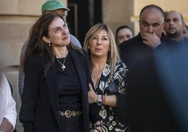 Yolanda Castillo, la hija del propietario de Bodega Guillermo, en la concentración de repulsa de los vecinos.