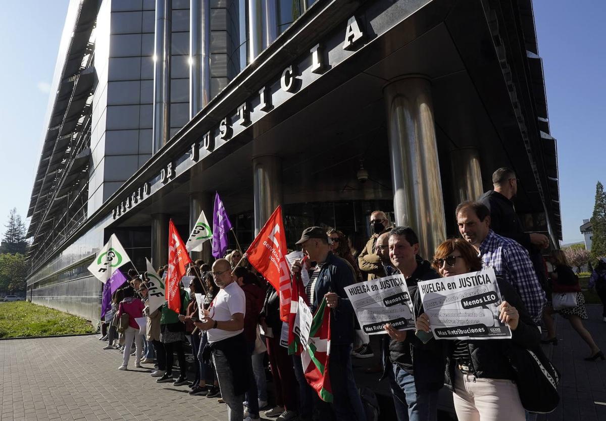 El «75%» de los funcionarios de Justicia en Álava para 24 horas y amaga con la huelga indefinida