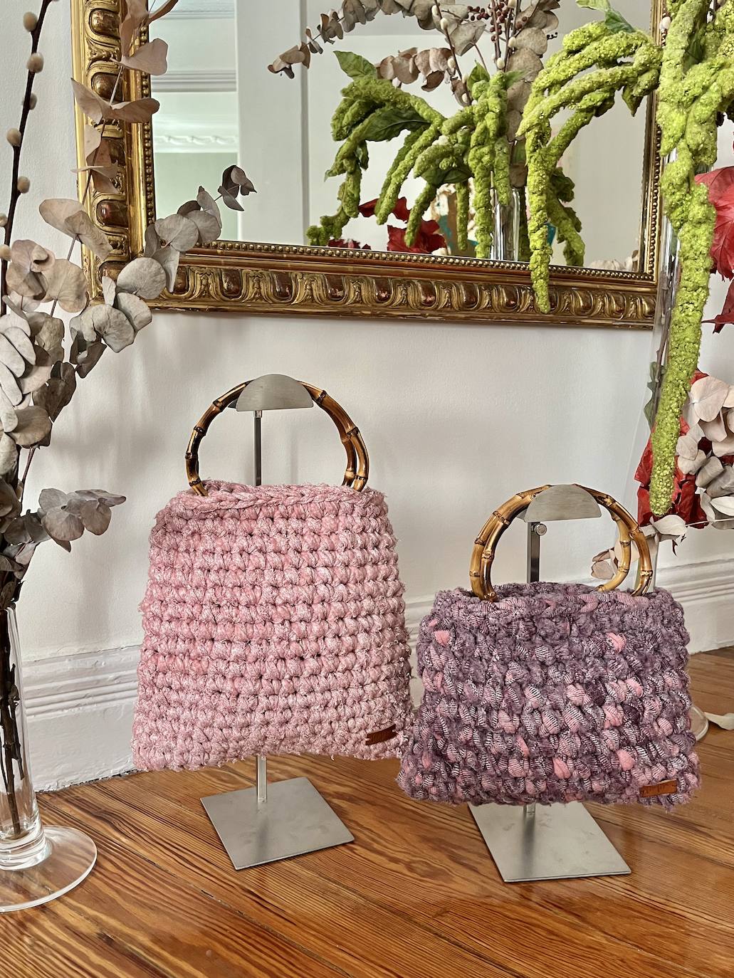 Las &#039;madres de patio&#039; de Jesuitas que crean los bolsos de ganchillo que enganchan en Bilbao