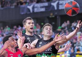 Rabaseda, escoltado por Sulejmanovic, lucha por un balón en el partido ganado contra el Manresa en Miribilla.