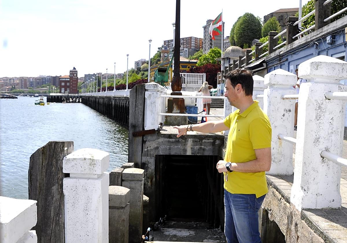 El alcalde, Mikel Torres, señala dónde irá el pantalán.