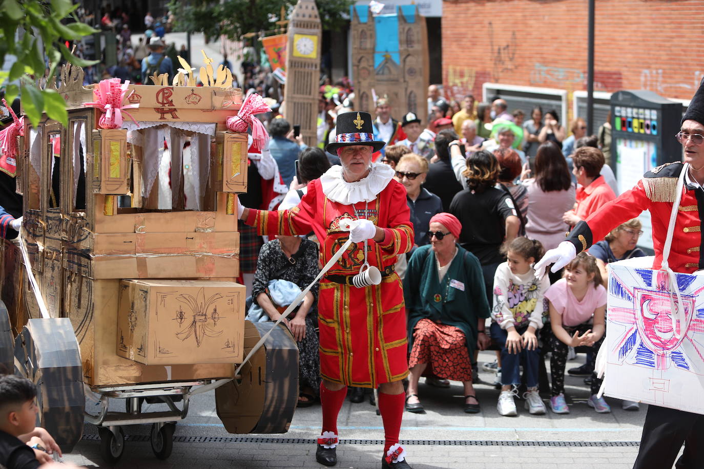 Un centenar de personas parodian en Basauri la coronación de Carlos III