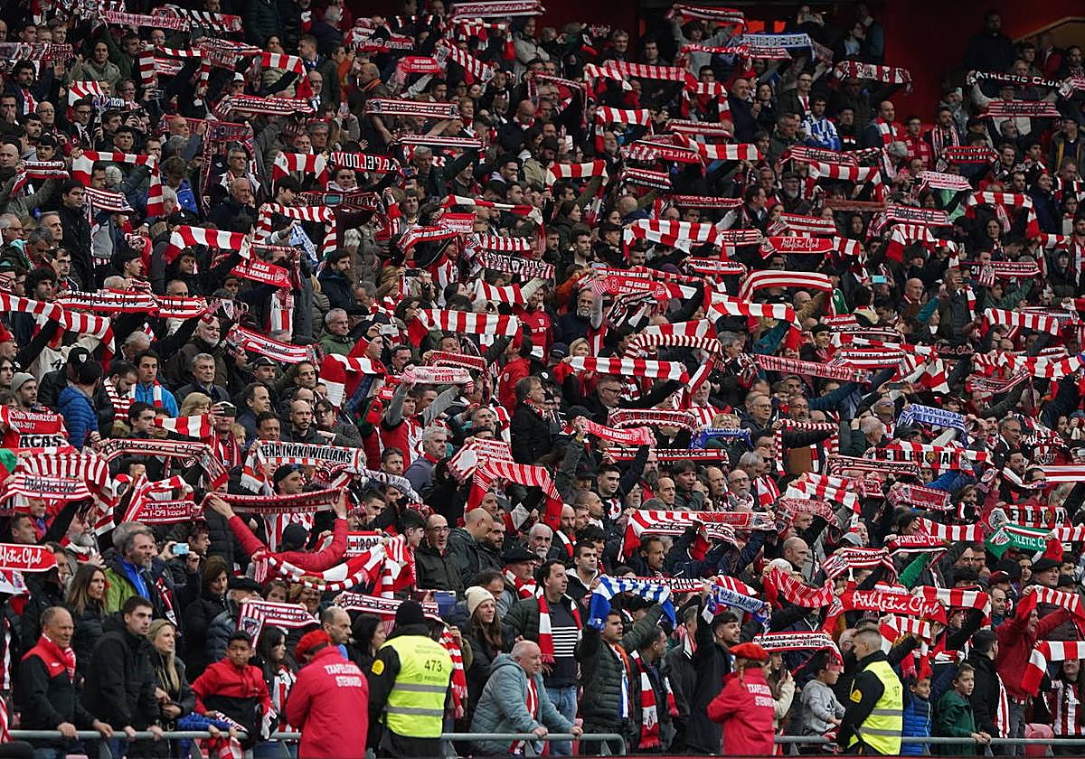 Público en las gradas de San Mamés en el derbi ante la Real.
