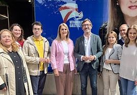 Candidatos municipales y forales del PP frente a su sede electoral en la calle Postas.