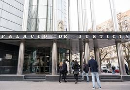 Acceso principal al Palacio de Justicia de Vitoria, donde se celebró el juicio.