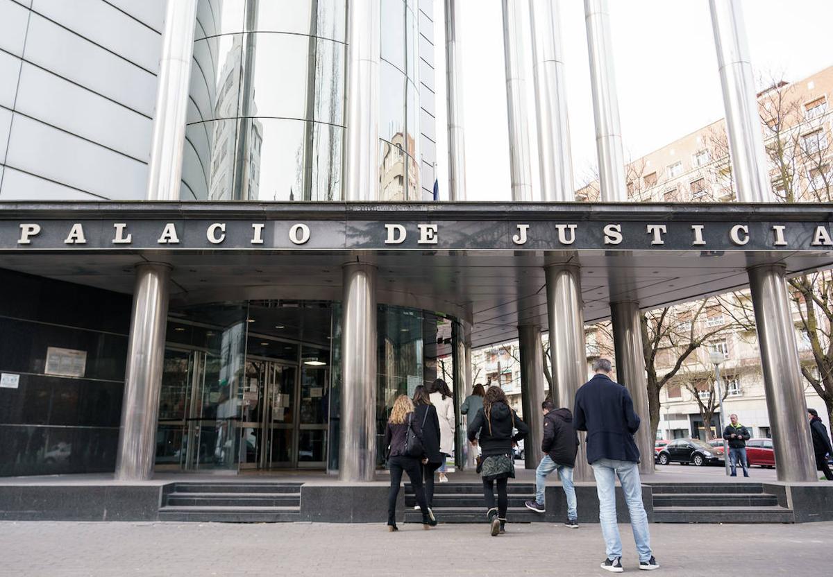 Acceso principal al Palacio de Justicia de Vitoria, donde se celebró el juicio.