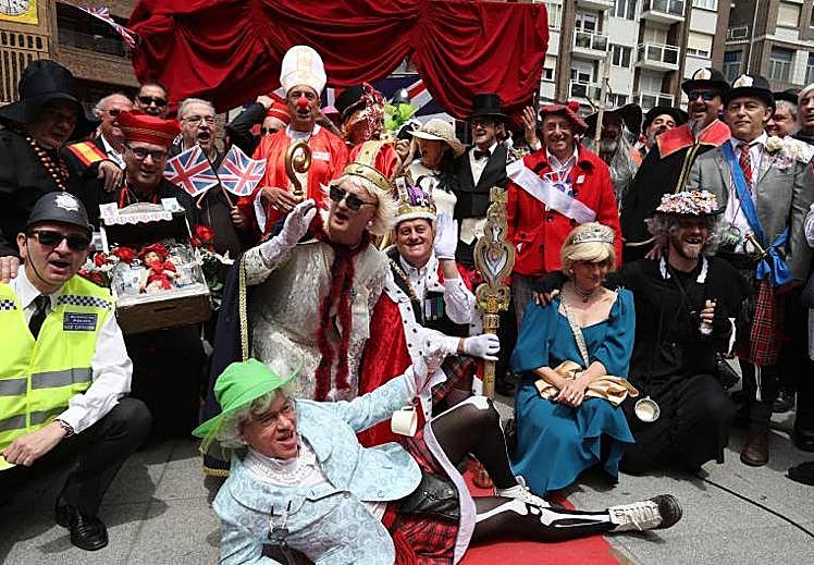 Imagen principal - Basauri parodia la coronación de Carlos III: «No creo que dure dos años más, cuidaré lo que como»