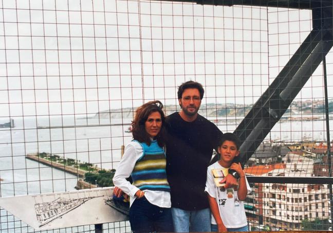 Eder, de pequeño, en el Puente Colgante con su madre, Marisol, y su padre, Andoni.