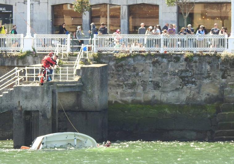 El equipo de Salvamento Marítimo de la Cruz Roja, durante las labores de rescate.