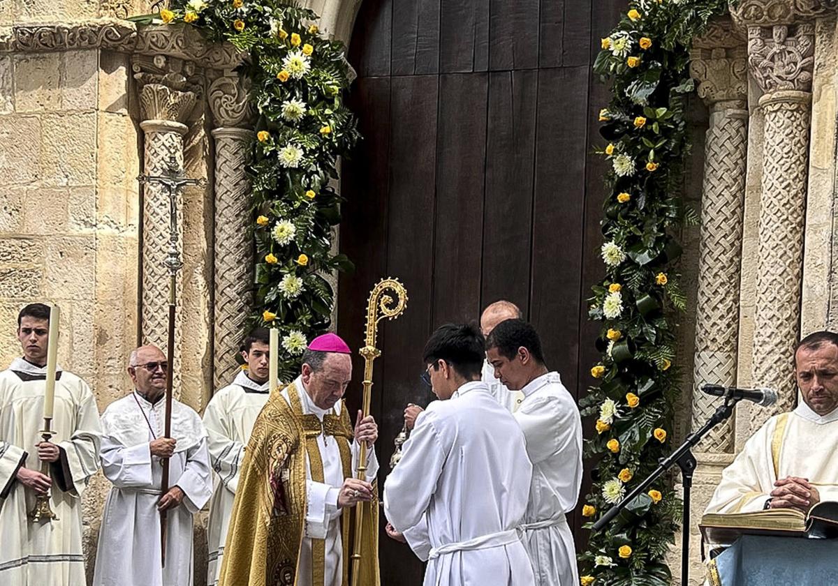 El Obispo de Vitoria, Juan Carlos Elizalde, ha procedido a la apertura de la 'Puerta Speciosa'.