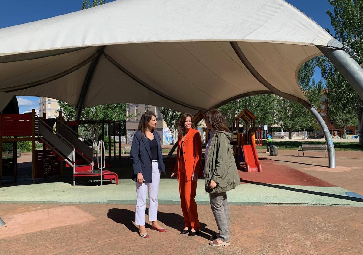 Maider Etxebarria, candidata del PSE a la Alcaldía de Vitoria, en uno de los parques cubiertos de la ciudad.