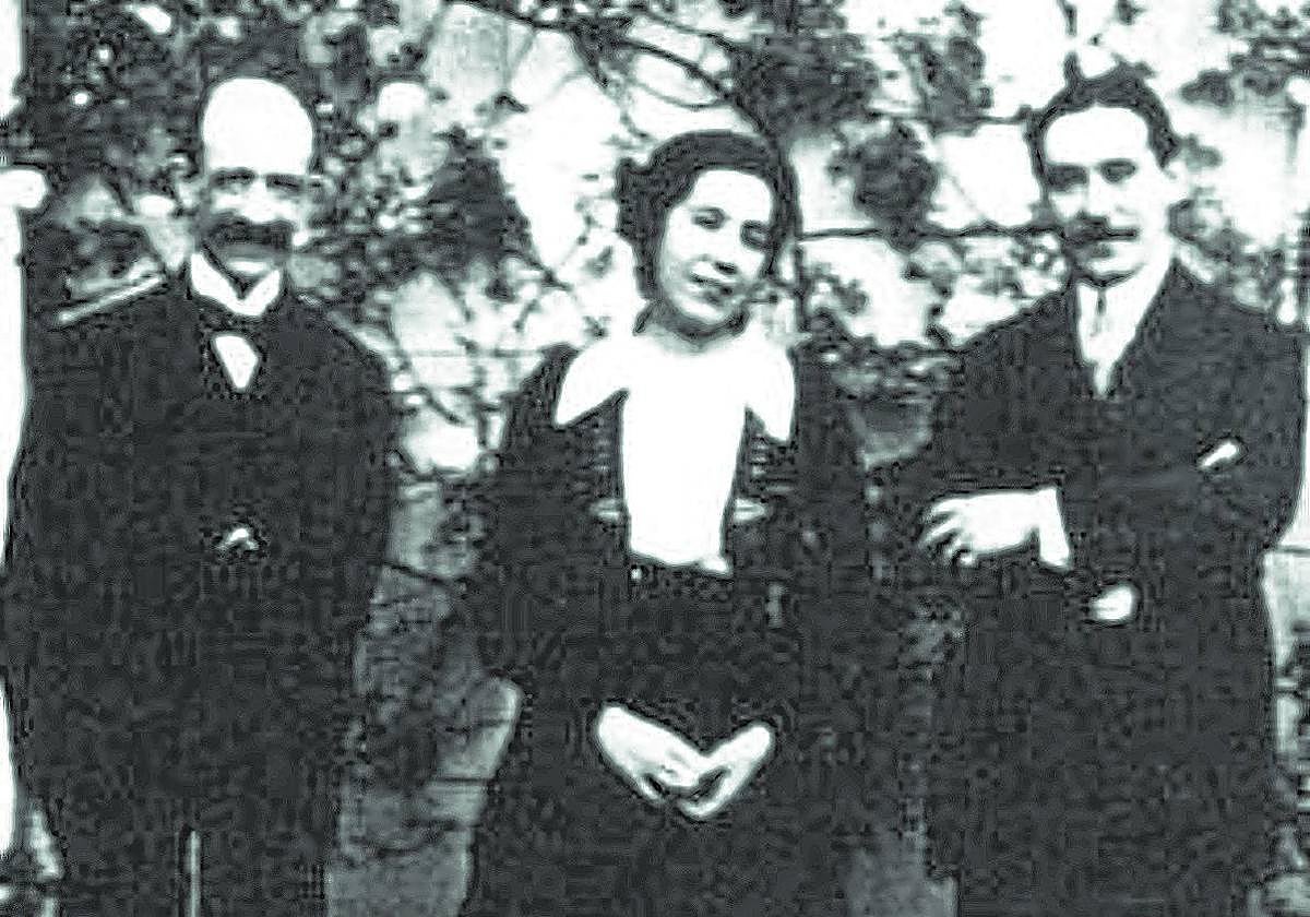 Manuel de Falla y Joaquín Turina, junto a María de la O Lejárraga.