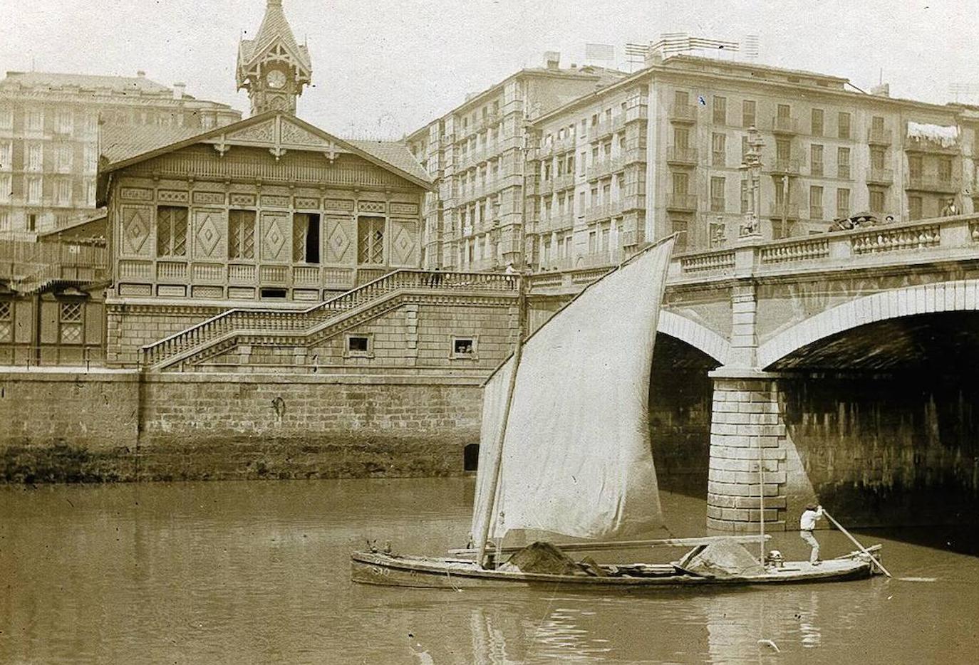 Una gabarra atraviesa La Naja a finales del siglo XIX. Archivo Municipal de Burgos