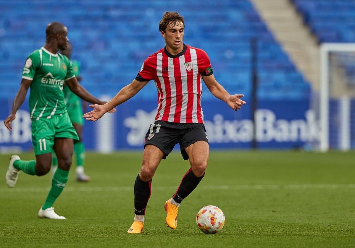 Mikel Goti con el balón en sus pies en el RCDE Stadium, donde se disputó el Cornellá-Bilbao Athletic.