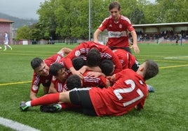 Los jugadores del Danok celebran un gol al Antiguoko en Mallona.