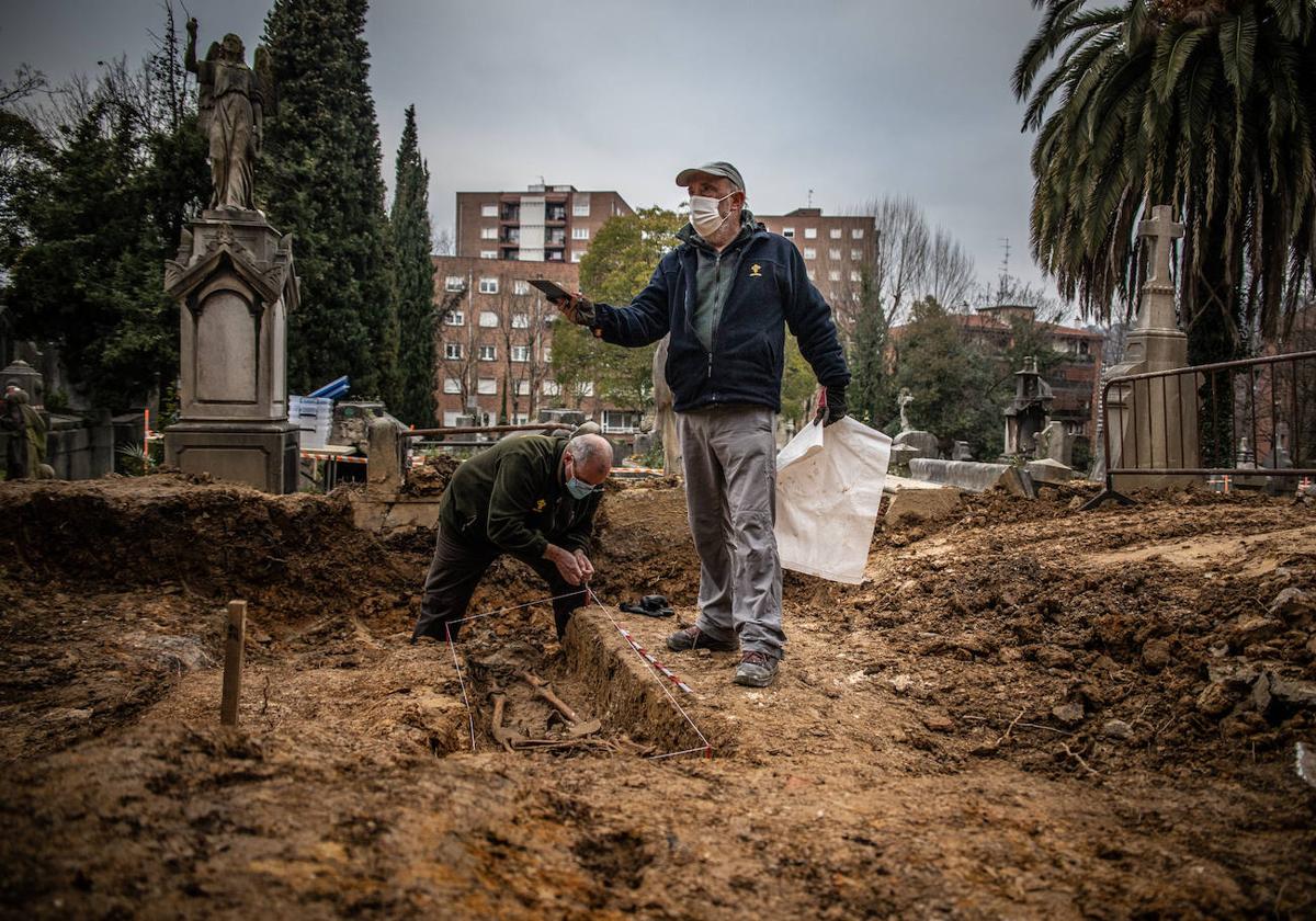 Labores de exhumación de los restos de un gudari en el cementerio de Begoña, en una foto de hace un año.