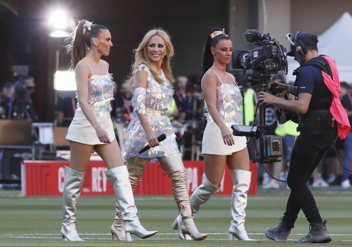 Pitos de una parte de la afición de Osasuna a Marta Sánchez cuando cantaba  el himno español en la final de Copa | El Correo