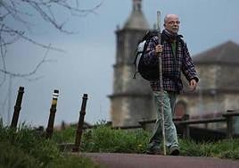Un peregrino cubre el Camino de Santiago por la ruta del Norte a su paso por Lea Artibai.