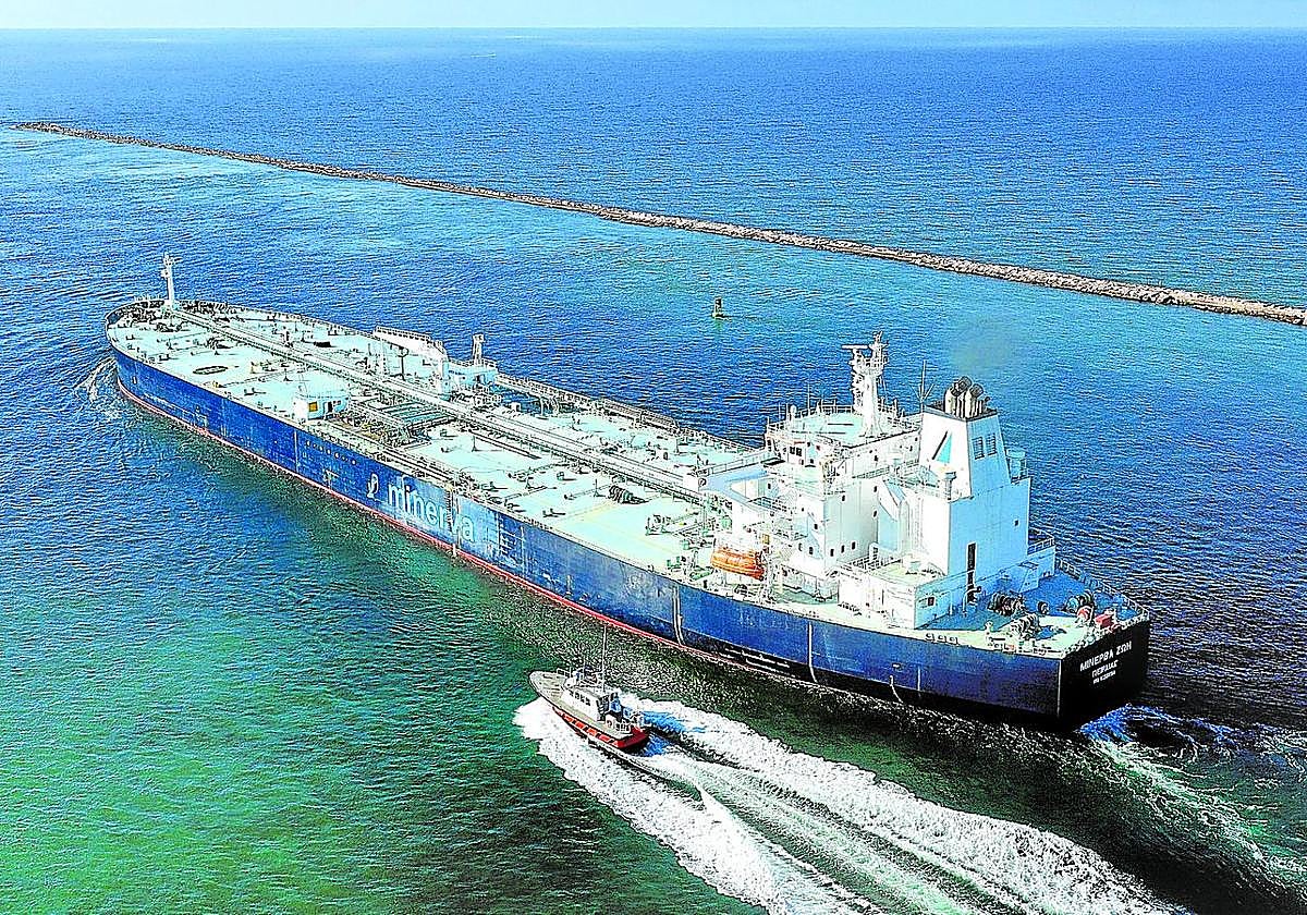 Un petrolero estadounidense sale a mar abierto desde un puerto de Texas.