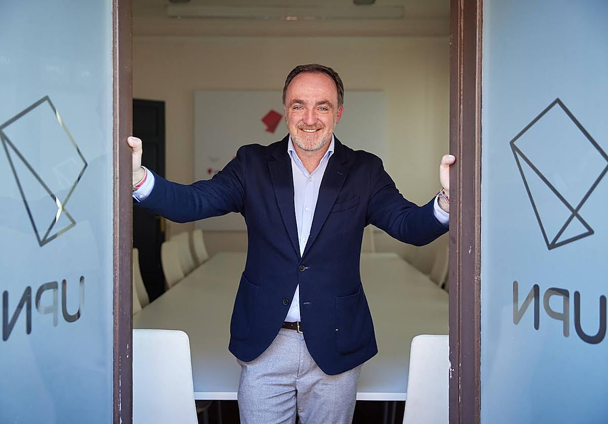 Javier Esparza abre uno de los ventanales de la sede central de UPN en Pamplona.