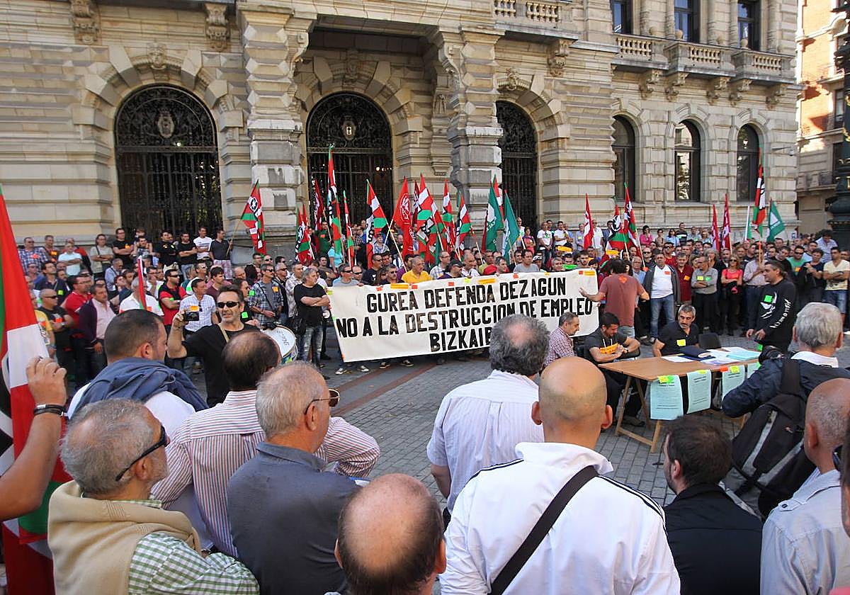 Los trabajadores de Bikaibus ,en una protesta frente a la Diputación de Bizkaia