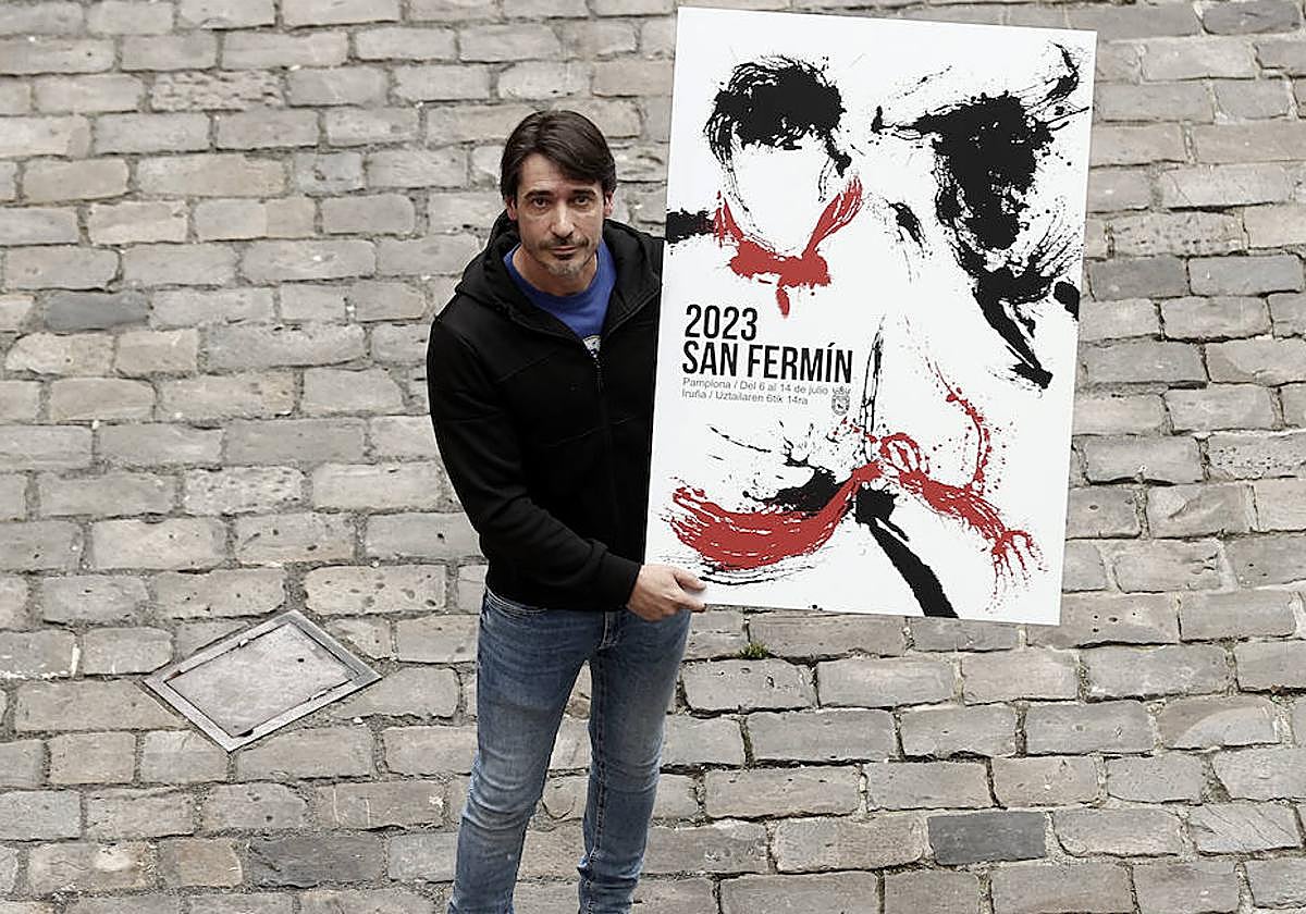 Raúl López Martín posa con su cartel.