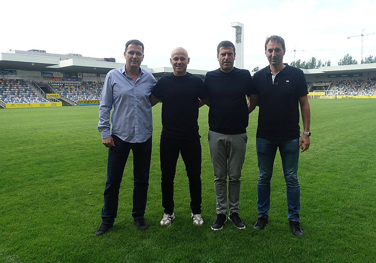 Borja Imaz -entrenador de porteros-, Xanti Pérez -preparador físico-, Imanol de la Sota -entrenador- y Fernando Fernández -segundo entrenador-.