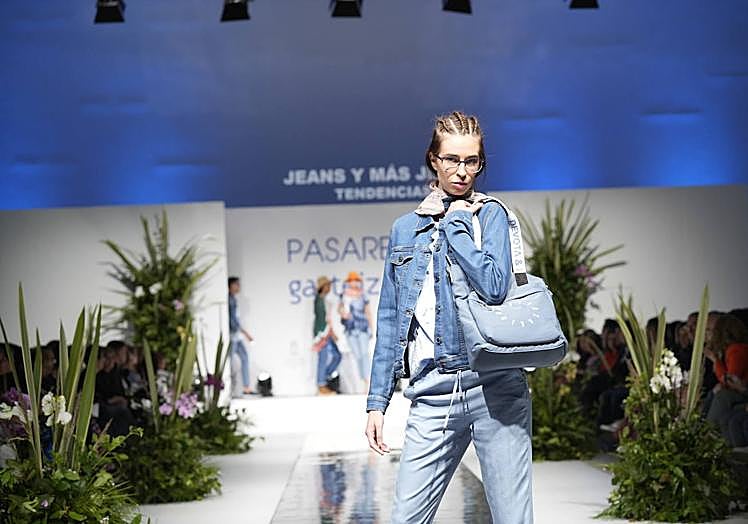 El vaquero sobre vaquero recupera la estética de los años 80.