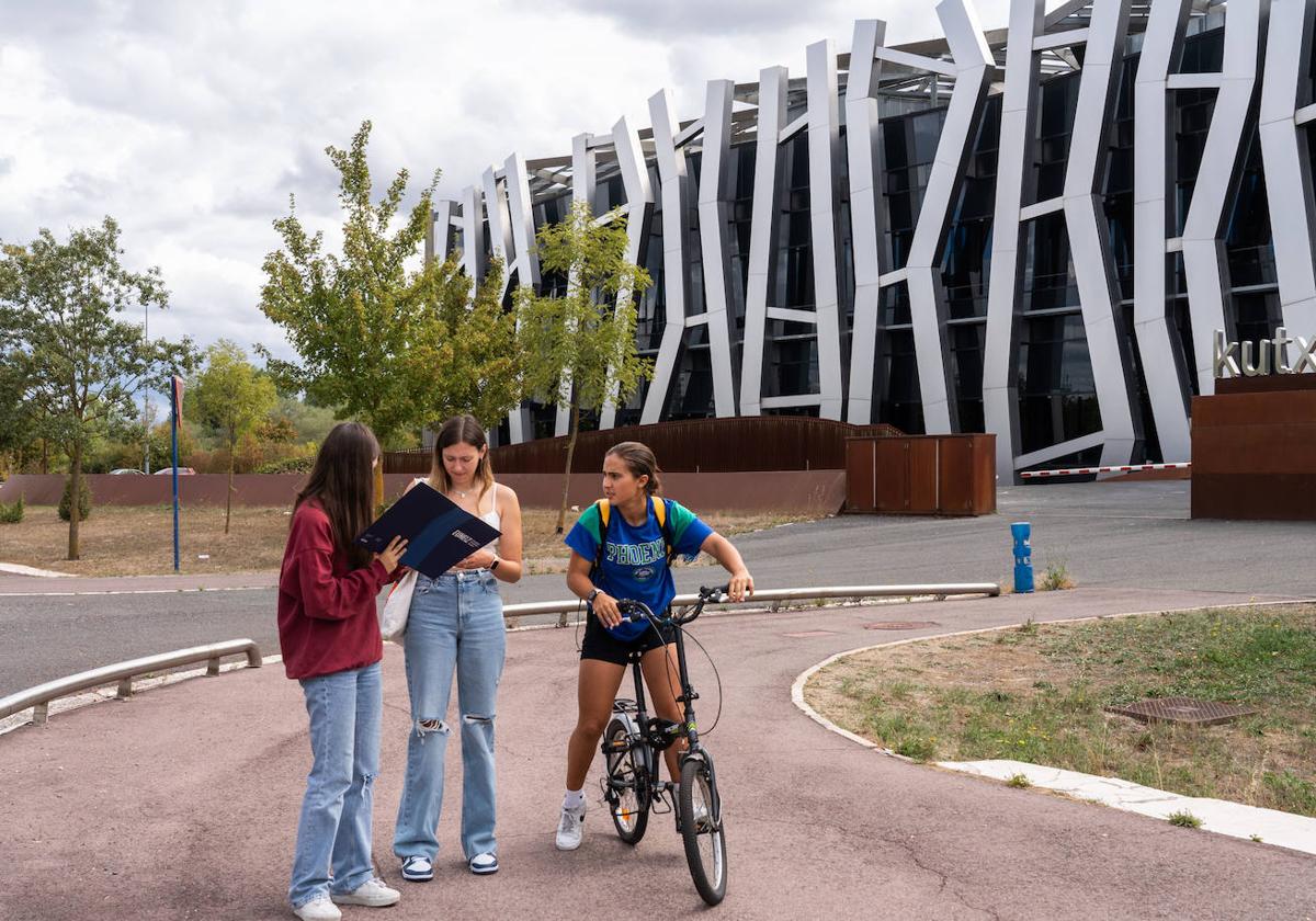 Alumnas en el acceso a la Universidad Euneiz en Vitoria.