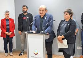 Koldo Tellitu y Nekane Artola, presidente y vicepresidenta de Ikastolen Elkartea, este martes en la sede de la federación en San Sebastián.