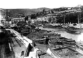 Varias gabarras descansan en el muelle de Ripa, en los años 20 del siglo pasado