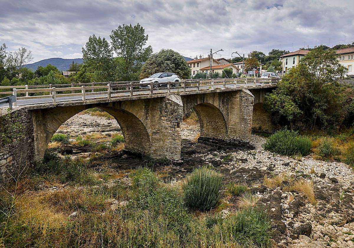 El río Baias pasa completamente seco por Pobes en una foto de archivo