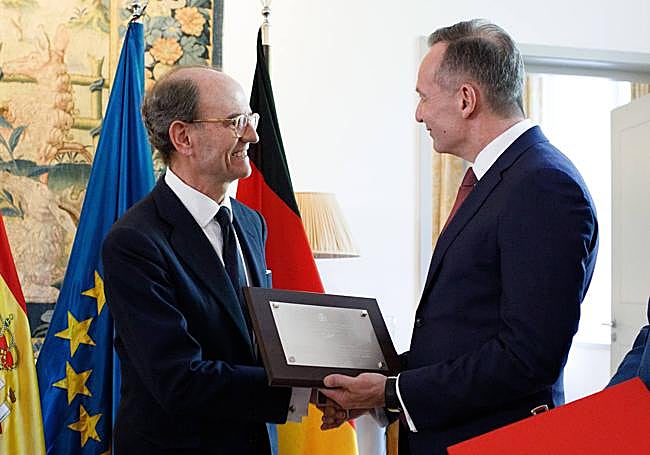 El ministro de Digitalización y Transporte de Alemania, Volker Wissing, entregando el galardón al presidente de Talgo, Carlos Palacio, en Berlín.