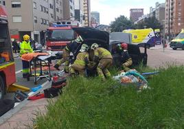 Los Bomberos descarcelan a una persona que quedó atrapada en el interior de un vehículo.