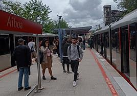 Usuarios del metro sin poder entrar a la estación de Leioa.