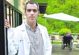 El médico de familia Mikel Baza, en la puerta de entrada de una residencia de mayores.