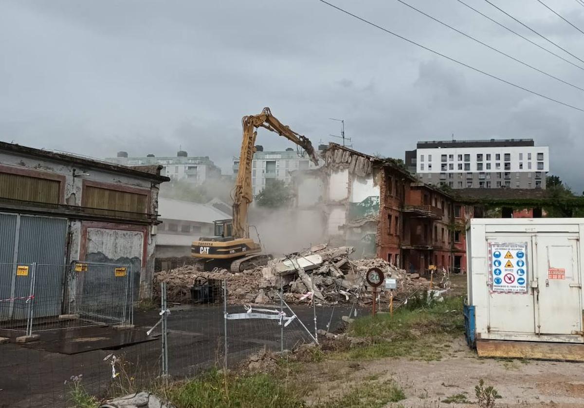 Excavadora echando abajo una de las edificaciones que aún se mantiene en pie dentro de los terrenos donde se construirá el parque empresarial.