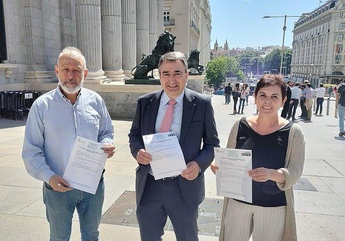 Los diputados de Podemos, PNV y EH Bildu tras registrar la enmienda en el Congreso
