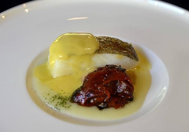 bacalao con pimientos asados en leña y carbón, crema de pochas y pilpil.