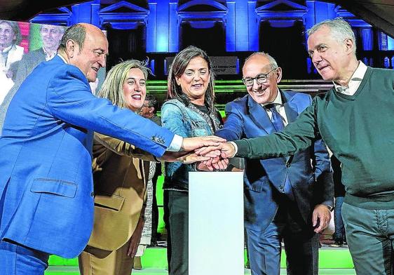 Andoni Ortuzar, Irma Basterra, Beatriz Artolazabal, Ramiro González e Iñigo Urkullu arrancan la campaña en la Plaza España.