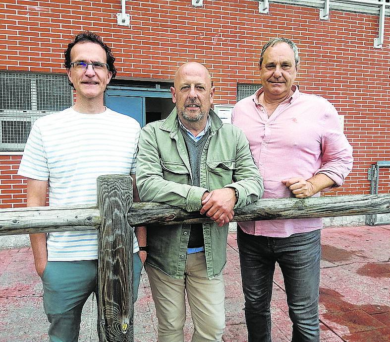 Asier Hormaetxe -director deportivo-, Aner Sánchez -presidente- y Ander Bausela -directivo-.