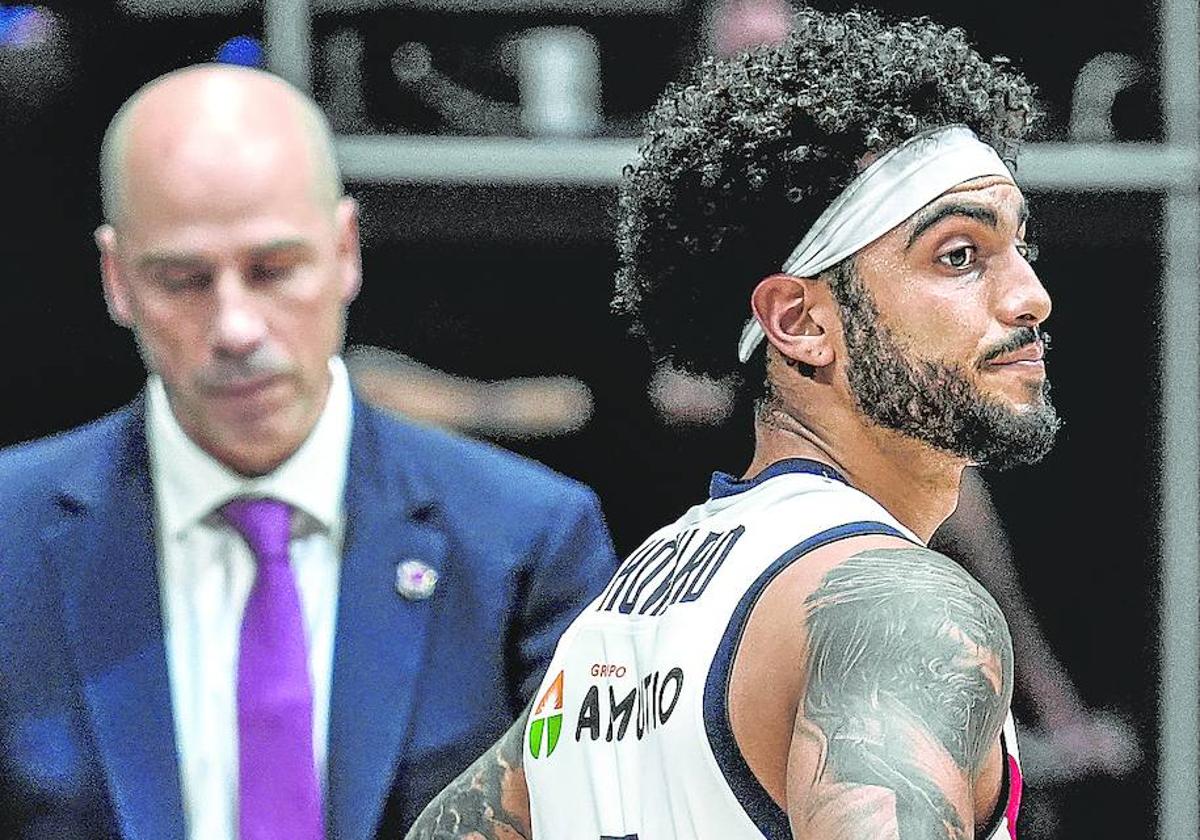 Howard y Peñarroya, cariacontecidos durante la segunda mitad del partido de Copa.