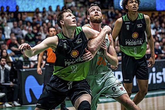 Matt Costello enlaza su brazo con el del verdinegro Ellenson a la espera de un rebote.