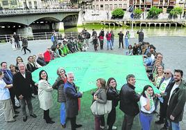 La Asociación Contra el Cáncer reunió ayer a varias entidades y personajes conocidos de Bizkaia para reclamar más financiación.