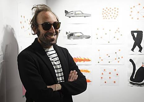 Imagen secundaria 1 - Izuzquiza y Scharf junto a sus obras. Debajo, detalle de la obra del segundo.