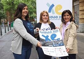 Iraitz Arantzamendi, Eider Galarraga eta Josune Bañales antolatzaileak, asteazken honetan, Bilboko Kafe Antzokian egindako aurkezpenean.